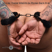 XR Brands - Cuffed In Fur Handschellen - Schwarz
